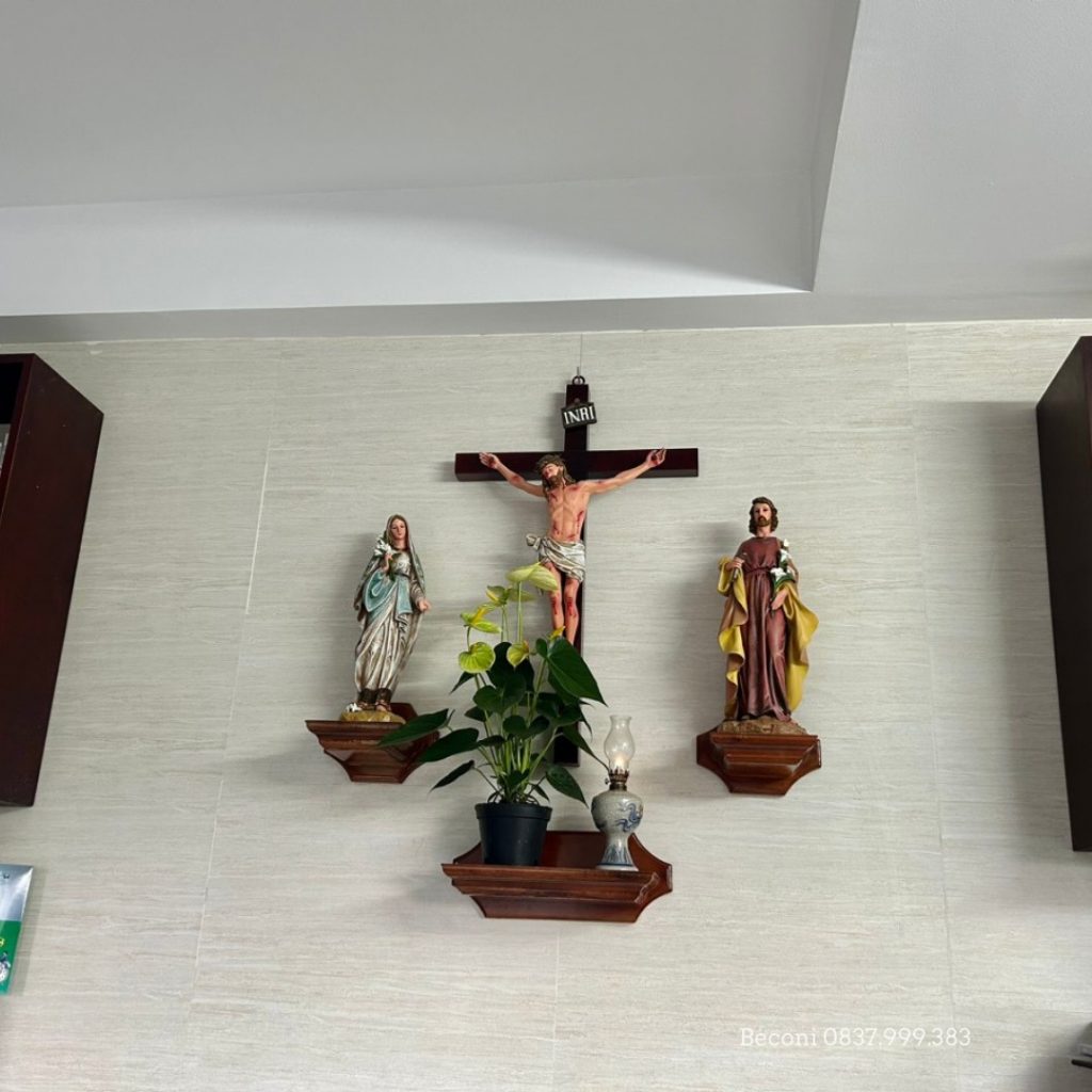 Bàn Thờ Thiên Chúa phòng khách gia đình ở Thành Phố Huế