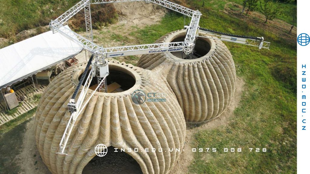MX3D (Hà Lan): In 3D kim loại cây cầu thép ở Amsterdam. CEO Gijs van der Velden: “Robotic additive manufacturing allows large, functional architectural pieces.” Cây cầu dài 12,5m, hoàn toàn bằng thép in 3D. In 3D (3D Printing / Additive Manufacturing) là công nghệ tạo ra vật thể thật bằng cách xây dựng từng lớp vật liệu (layer-by-layer) từ file 3D kỹ thuật số ( hay có thể gọi là Công nghệ gia công bồi đắp). Thay vì cắt gọt như gia công CNC, in 3D “in thêm” vật liệu đúng theo hình dạng mong muốn (được nạp từ file thiết kế 3D cũng thông qua G-code để hoạt động), giúp tạo mẫu nhanh, giảm chi phí khuôn mẫu và chế tạo được chi tiết rất phức tạp mà những công nghệ gia công truyền thống không làm được hoặc không tối ưu thời gian, chi phí. Công nghệ này đang tăng trưởng 24,28%/năm (theo Wohlers Report 2025) và được xem là nền tảng sản xuất của kỷ nguyên của CMKHCN 4.0 (Industry 4.0).

