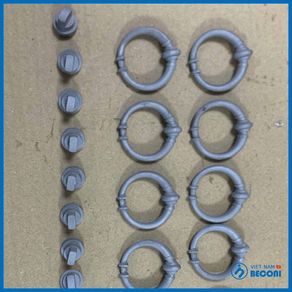 Cường Thái Group (CT3D Group) là đơn vị uy tín tại Việt Nam cung cấp dịch vụ in 3D kim loại đa dạng vật liệu, đáp ứng mọi nhu cầu từ nghiên cứu – tạo mẫu – sản xuất công nghiệp – y tế – hàng không – nghệ thuật. Với hơn 800+ dự án kim loại thành công và đội ngũ kỹ sư hơn 10 năm kinh nghiệm, CT3D Group mang đến giải pháp toàn diện từ thiết kế – mô phỏng – in ấn – xử lý bề mặt – kiểm định chất lượng theo tiêu chuẩn quốc tế. Công nghệ chủ đạo mà Cường Thái Group sử dụng là SLM (Selective Laser Melting) và DMLS (Direct Metal Laser Sintering) – những công nghệ in 3D kim loại tiên tiến nhất hiện nay. Hệ thống máy in công nghiệp của chúng tôi đạt độ chính xác ±0.02 mm, khổ in tối đa 250×250×300 mm, công suất laser 500 W, có thể in liên tục 24/7. CT3D Group hỗ trợ đa dạng vật liệu kim loại kỹ thuật cao, bao gồm: Thép không gỉ (316L, 17-4PH): độ bền cao, chịu ăn mòn, dùng trong cơ khí và y tế. Nhôm hợp kim (AlSi10Mg): nhẹ, tản nhiệt tốt, phù hợp cho hàng không và robot. Titanium (Ti6Al4V): tương thích sinh học, lý tưởng cho cấy ghép y tế và linh kiện chịu lực. Inconel 718 / 625: chịu nhiệt cao, dùng trong động cơ turbine và thiết bị năng lượng. Cobalt Chromium (CoCr): bền cơ học, dùng trong nha khoa và khớp nhân tạo. Nhờ khả năng in được cấu trúc lattice phức tạp, rỗng nhẹ và tối ưu khối lượng, dịch vụ in 3D kim loại của Cường Thái Group giúp doanh nghiệp giảm 60% thời gian gia công, tiết kiệm 30% chi phí vật liệu và rút ngắn chu kỳ phát triển sản phẩm. Bên cạnh in 3D theo file khách hàng, CT3D Group còn cung cấp dịch vụ thiết kế ngược, quét 3D, mô phỏng FEA, hậu xử lý (polish, sandblast, anod, heat treatment) – đảm bảo sản phẩm đạt chất lượng thẩm mỹ và kỹ thuật cao nhất. Với năng lực sản xuất quy mô công nghiệp và kinh nghiệm phục vụ hơn 200 đối tác trong và ngoài nước, Cường Thái Group (CT3D Group) khẳng định vị thế tiên phong trong lĩnh vực in 3D kim loại đa vật liệu tại Việt Nam, đồng hành cùng khách hàng trong hành trình đổi mới công nghệ và nâng tầm giá trị sản phẩm Việt. Cường Thái Group cung cấp dịch vụ 3d tại việt nam hà nội tphcm thủ đức Industrial 3D printing, In 3D công nghiệp, SLA 3D printing, In 3D SLA, Ultra fine 3D printing, In 3D siêu mịn, High precision 3D printing, In 3D độ chính xác cao, Resin 3D printing technology, Công nghệ in 3D resin, SLA resin prototype, Mẫu thử in 3D SLA, Industrial grade 3D printer, Máy in 3D công nghiệp, Smooth surface 3D printing, In 3D bề mặt siêu mịn, High resolution SLA printing, In 3D SLA độ phân giải cao, Professional 3D printing service, Dịch vụ in 3D chuyên nghiệp