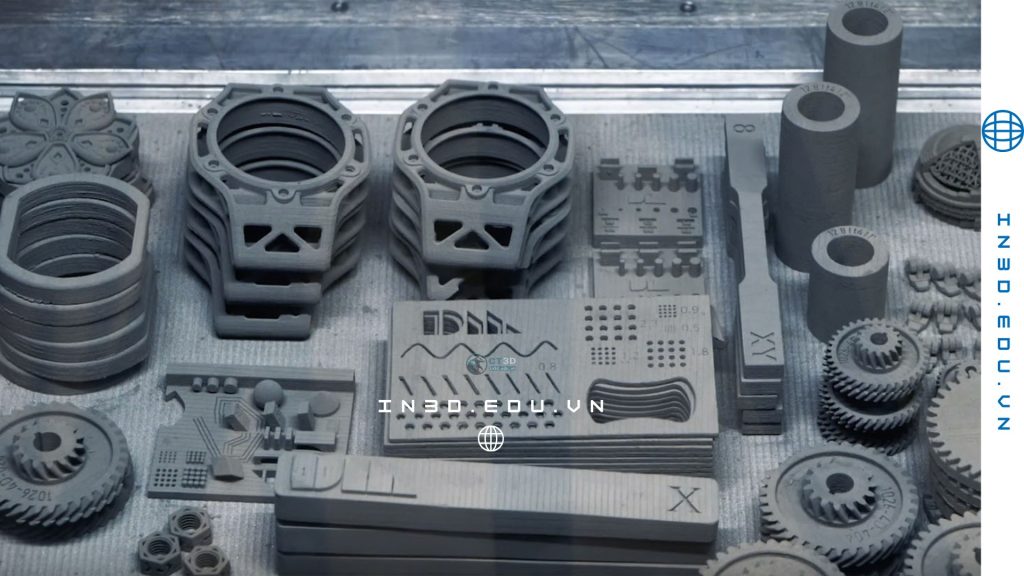 Desktop Metal là một trong những tập đoàn công nghệ sản xuất bồi đắp (Additive Manufacturing) nổi tiếng nhất thế giới, có trụ sở tại Massachusetts (Hoa Kỳ). Thành lập năm 2015, hãng đặt mục tiêu “số hóa ngành sản xuất in 3D kim loại”, giúp doanh nghiệp rút ngắn thời gian tạo mẫu, sản xuất nhanh hơn, an toàn hơn và chi phí thấp hơn so với các công nghệ kim loại truyền thống như CNC, đúc, rèn. Desktop Metal được biết đến nhờ các bước đột phá trong Binder Jetting, Bound Metal Deposition (BMD) và hệ sinh thái polymer của EnvisionTEC sau sáp nhập. Hãng phục vụ các ngành ô tô, hàng không, y tế, quốc phòng, năng lượng, trang sức và nghiên cứu vật liệu.