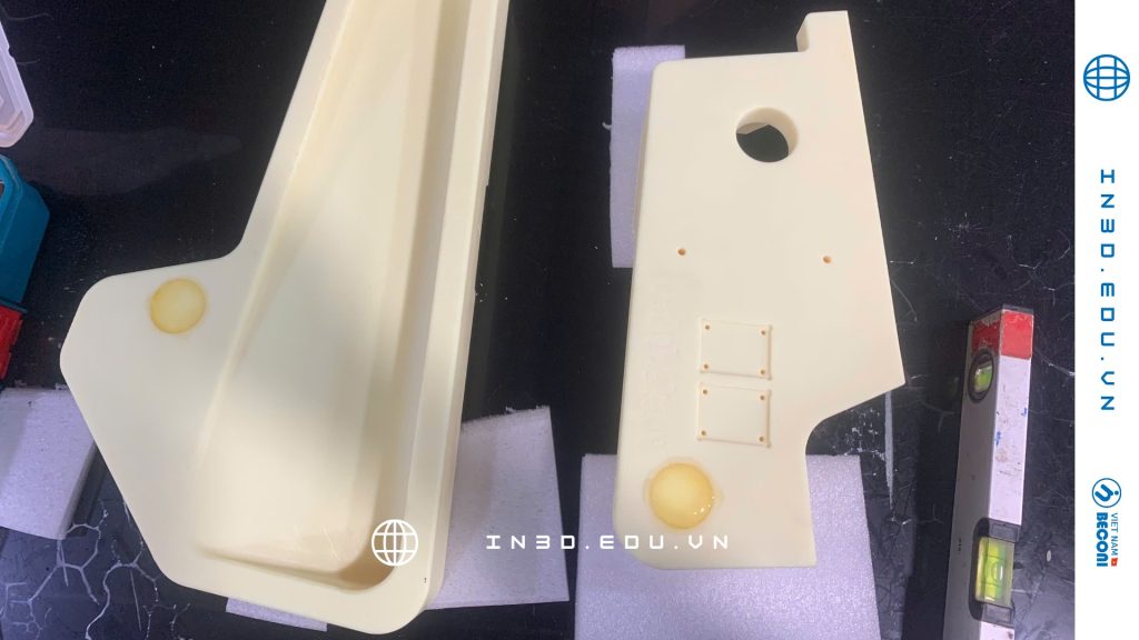 b) Sản xuất khuôn và dụng cụ (Tooling) – tăng trưởng 28%/năm
Chế tạo khuôn silicone, khuôn nhựa, jig – fixture, gá đỡ lắp ráp.
Giảm 30–70% chi phí so với CNC hoặc gia công truyền thống.
Doanh nghiệp ứng dụng tiêu biểu

GE Aviation: Chuyển nhiều chi tiết từ đúc sang in 3D, Eric Gatlin (GM Additive GE) khẳng định: “For the first time, additive is cheaper than casting.” Một số bộ gá lắp giảm 30–50% chi phí.
DHL & Bugatti: Bugatti dùng in 3D kim loại để sản xuất jig và các chi tiết thử nghiệm. Phát biểu nội bộ: “Additive enables tooling that is lighter, faster and far cheaper.” Jig in titanium giúp giảm trọng lượng 38% so với CNC.