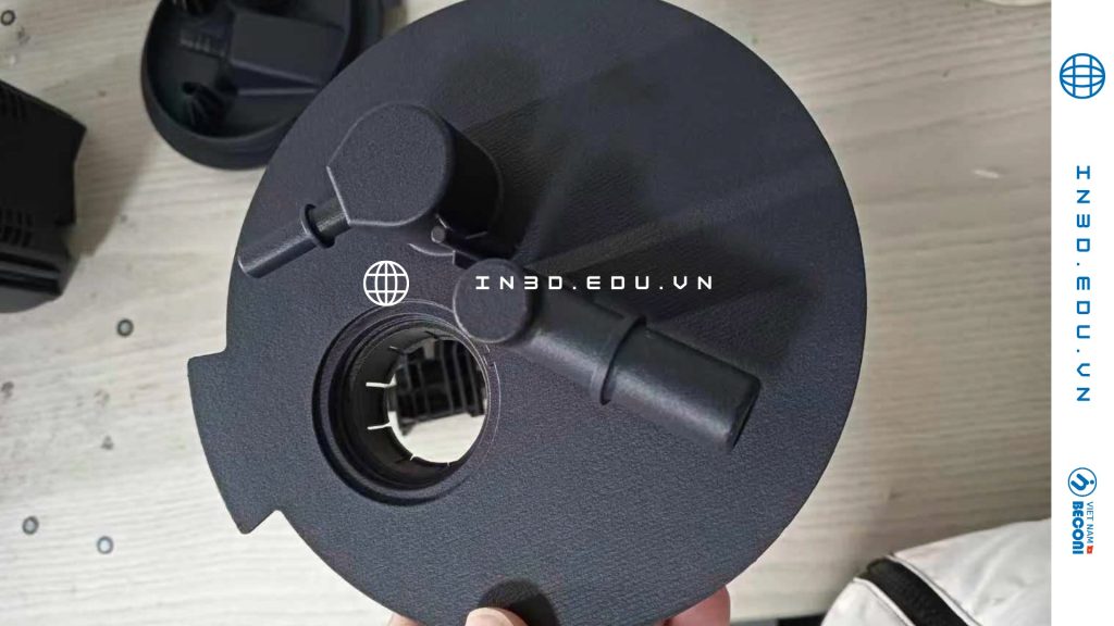 in 3d mjp nhựa pa 12 Dịch vụ in 3D MJP (Multi Jet Printing) của Cường Thái Group mang đến giải pháp tạo mẫu và sản xuất công nghiệp độ chính xác cao, sử dụng vật liệu PA12 – loại nhựa kỹ thuật bền, dẻo và chịu nhiệt tốt. Với công nghệ phun đa tia nhiệt (MJP) tiên tiến, quá trình in diễn ra nhanh, mịn và sắc nét đến từng chi tiết, phù hợp cho các doanh nghiệp trong KCN, khu chế xuất tại TP.HCM và các tỉnh công nghiệp lân cận. Dịch vụ in 3D vật liệu PA12 của Cường Thái Group không chỉ giúp rút ngắn thời gian phát triển sản phẩm mà còn mang lại bề mặt mịn, độ chính xác ±0.05 mm và độ bền cơ học vượt trội, đáp ứng tiêu chuẩn kỹ thuật trong các lĩnh vực cơ khí, điện tử, robot và hàng tiêu dùng cao cấp.