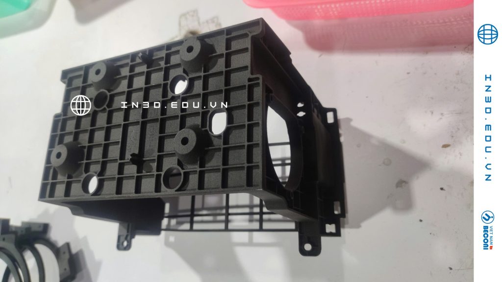 in 3d mjp nhựa pa 12 Dịch vụ in 3D MJP (Multi Jet Printing) của Cường Thái Group mang đến giải pháp tạo mẫu và sản xuất công nghiệp độ chính xác cao, sử dụng vật liệu PA12 – loại nhựa kỹ thuật bền, dẻo và chịu nhiệt tốt. Với công nghệ phun đa tia nhiệt (MJP) tiên tiến, quá trình in diễn ra nhanh, mịn và sắc nét đến từng chi tiết, phù hợp cho các doanh nghiệp trong KCN, khu chế xuất tại TP.HCM và các tỉnh công nghiệp lân cận. Dịch vụ in 3D vật liệu PA12 của Cường Thái Group không chỉ giúp rút ngắn thời gian phát triển sản phẩm mà còn mang lại bề mặt mịn, độ chính xác ±0.05 mm và độ bền cơ học vượt trội, đáp ứng tiêu chuẩn kỹ thuật trong các lĩnh vực cơ khí, điện tử, robot và hàng tiêu dùng cao cấp.