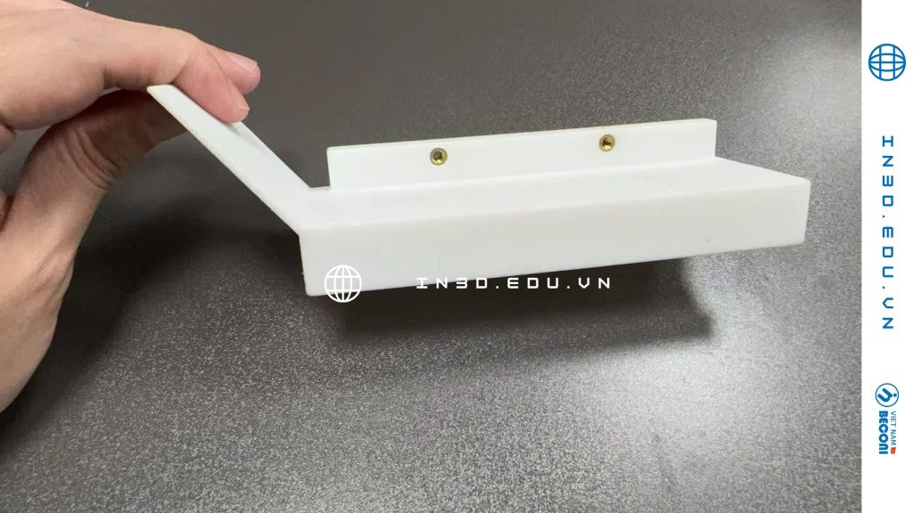 in 3d mjp nhựa pa 12 Dịch vụ in 3D MJP (Multi Jet Printing) của Cường Thái Group mang đến giải pháp tạo mẫu và sản xuất công nghiệp độ chính xác cao, sử dụng vật liệu PA12 – loại nhựa kỹ thuật bền, dẻo và chịu nhiệt tốt. Với công nghệ phun đa tia nhiệt (MJP) tiên tiến, quá trình in diễn ra nhanh, mịn và sắc nét đến từng chi tiết, phù hợp cho các doanh nghiệp trong KCN, khu chế xuất tại TP.HCM và các tỉnh công nghiệp lân cận. Dịch vụ in 3D vật liệu PA12 của Cường Thái Group không chỉ giúp rút ngắn thời gian phát triển sản phẩm mà còn mang lại bề mặt mịn, độ chính xác ±0.05 mm và độ bền cơ học vượt trội, đáp ứng tiêu chuẩn kỹ thuật trong các lĩnh vực cơ khí, điện tử, robot và hàng tiêu dùng cao cấp.