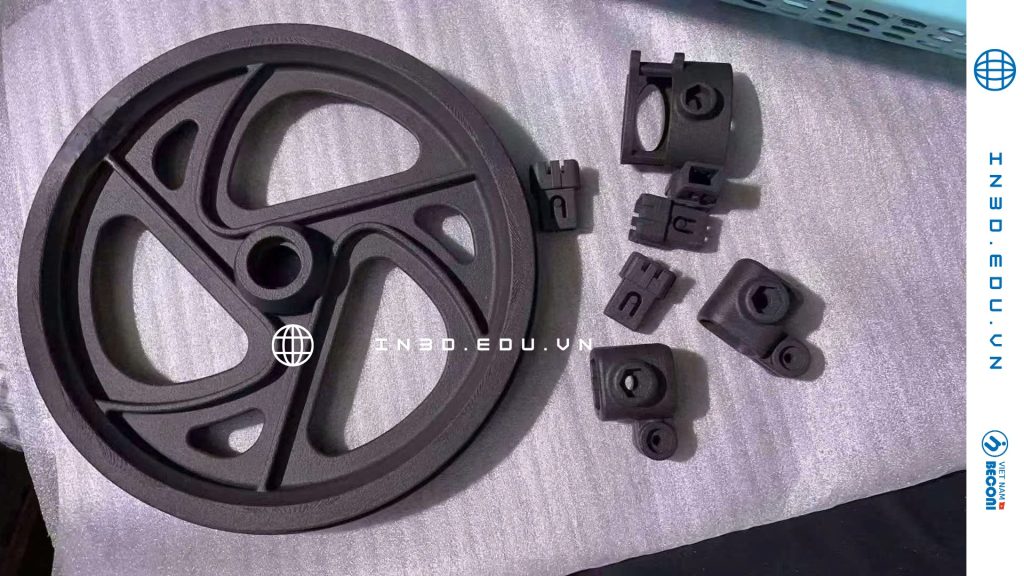 in 3d mjp nhựa pa 12 Dịch vụ in 3D MJP (Multi Jet Printing) của Cường Thái Group mang đến giải pháp tạo mẫu và sản xuất công nghiệp độ chính xác cao, sử dụng vật liệu PA12 – loại nhựa kỹ thuật bền, dẻo và chịu nhiệt tốt. Với công nghệ phun đa tia nhiệt (MJP) tiên tiến, quá trình in diễn ra nhanh, mịn và sắc nét đến từng chi tiết, phù hợp cho các doanh nghiệp trong KCN, khu chế xuất tại TP.HCM và các tỉnh công nghiệp lân cận. Dịch vụ in 3D vật liệu PA12 của Cường Thái Group không chỉ giúp rút ngắn thời gian phát triển sản phẩm mà còn mang lại bề mặt mịn, độ chính xác ±0.05 mm và độ bền cơ học vượt trội, đáp ứng tiêu chuẩn kỹ thuật trong các lĩnh vực cơ khí, điện tử, robot và hàng tiêu dùng cao cấp.