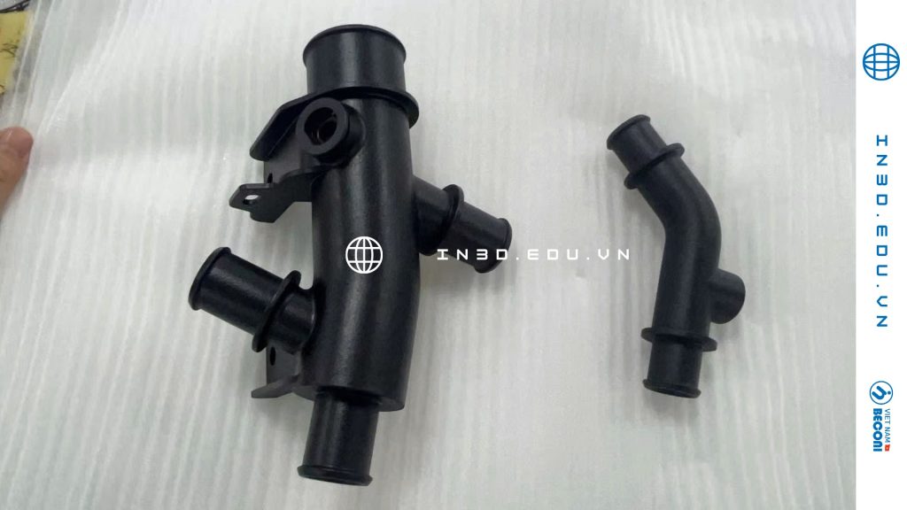in 3d mjp nhựa pa 12 Dịch vụ in 3D MJP (Multi Jet Printing) của Cường Thái Group mang đến giải pháp tạo mẫu và sản xuất công nghiệp độ chính xác cao, sử dụng vật liệu PA12 – loại nhựa kỹ thuật bền, dẻo và chịu nhiệt tốt. Với công nghệ phun đa tia nhiệt (MJP) tiên tiến, quá trình in diễn ra nhanh, mịn và sắc nét đến từng chi tiết, phù hợp cho các doanh nghiệp trong KCN, khu chế xuất tại TP.HCM và các tỉnh công nghiệp lân cận. Dịch vụ in 3D vật liệu PA12 của Cường Thái Group không chỉ giúp rút ngắn thời gian phát triển sản phẩm mà còn mang lại bề mặt mịn, độ chính xác ±0.05 mm và độ bền cơ học vượt trội, đáp ứng tiêu chuẩn kỹ thuật trong các lĩnh vực cơ khí, điện tử, robot và hàng tiêu dùng cao cấp.