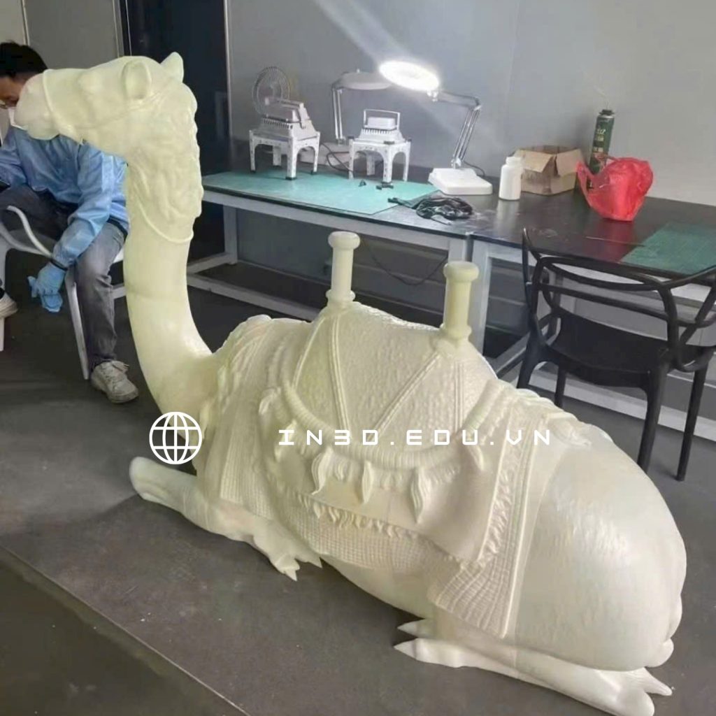 a) Tạo mẫu nhanh (Rapid Prototyping) – chiếm 55% nhu cầu
Là ứng dụng lớn nhất, nhiều nhất và cho nhiều ngành nghề nhất.
Rút ngắn 60–80% thời gian phát triển sản phẩm.
Dùng cho mẫu số 0, mô hình concept, prototype kỹ thuật, test lắp ráp sản phẩm….
Doanh nghiệp ứng dụng tiêu biểu

Eric Liedtke (Executive Board Member adidas) phát biểu: “Digital Light Synthesis unlocks a new era in design and manufacturing.” Việc thử nghiệm 50 phiên bản/1 năm – thay vì 4–5 phiên bản trong 18 tháng – giúp rút ngắn R&D 70%.
CTO Ford, Ken Washington, nói: “Additive helps us push prototypes to the floor in days instead of months.” Kết quả: giảm 65% chi phí và tăng tốc thiết kế. Ford sử dụng in 3D cho hơn 500.000 mẫu thử từ 1988 đến nay.