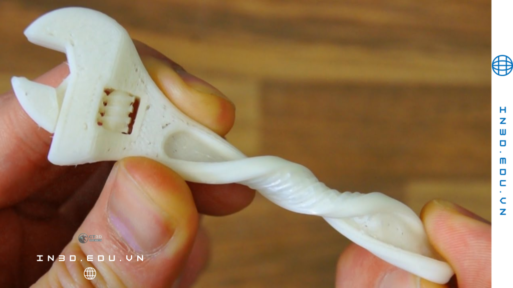 Trong bối cảnh sản xuất linh hoạt và cá nhân hóa sản phẩm ngày càng tăng, in 3D nhựa dẻo (TPU, cao su kỹ thuật) đang trở thành giải pháp tối ưu cho doanh nghiệp từ R&D đến sản xuất số lượng nhỏ và trung bình. Công nghệ FDM in TPU giá rẻ giúp tiết kiệm chi phí đầu tư, phù hợp với các chi tiết đàn hồi như gioăng, đệm, ốp bảo vệ… trong khi SLS in cao su kỹ thuật lại mang đến độ chính xác cao, cơ tính đồng đều và khả năng sản xuất hàng loạt không cần khuôn. Theo xu hướng toàn cầu, thị trường vật liệu in 3D dẻo đang tăng trưởng trên 20%/năm, nhờ nhu cầu trong các ngành ô tô, y tế, điện tử và tiêu dùng. Tại CT3D Group, dịch vụ in 3D TPU và SLS cao su được triển khai trọn gói từ thiết kế, tối ưu file đến sản xuất, giúp khách hàng rút ngắn 30–50% thời gian phát triển sản phẩm và giảm đáng kể chi phí thử nghiệm so với phương pháp truyền thống.