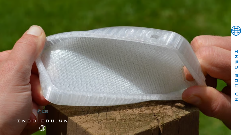Trong bối cảnh sản xuất linh hoạt và cá nhân hóa sản phẩm ngày càng tăng, in 3D nhựa dẻo (TPU, cao su kỹ thuật) đang trở thành giải pháp tối ưu cho doanh nghiệp từ R&D đến sản xuất số lượng nhỏ và trung bình. Công nghệ FDM in TPU giá rẻ giúp tiết kiệm chi phí đầu tư, phù hợp với các chi tiết đàn hồi như gioăng, đệm, ốp bảo vệ… trong khi SLS in cao su kỹ thuật lại mang đến độ chính xác cao, cơ tính đồng đều và khả năng sản xuất hàng loạt không cần khuôn. Theo xu hướng toàn cầu, thị trường vật liệu in 3D dẻo đang tăng trưởng trên 20%/năm, nhờ nhu cầu trong các ngành ô tô, y tế, điện tử và tiêu dùng. Tại CT3D Group, dịch vụ in 3D TPU và SLS cao su được triển khai trọn gói từ thiết kế, tối ưu file đến sản xuất, giúp khách hàng rút ngắn 30–50% thời gian phát triển sản phẩm và giảm đáng kể chi phí thử nghiệm so với phương pháp truyền thống.