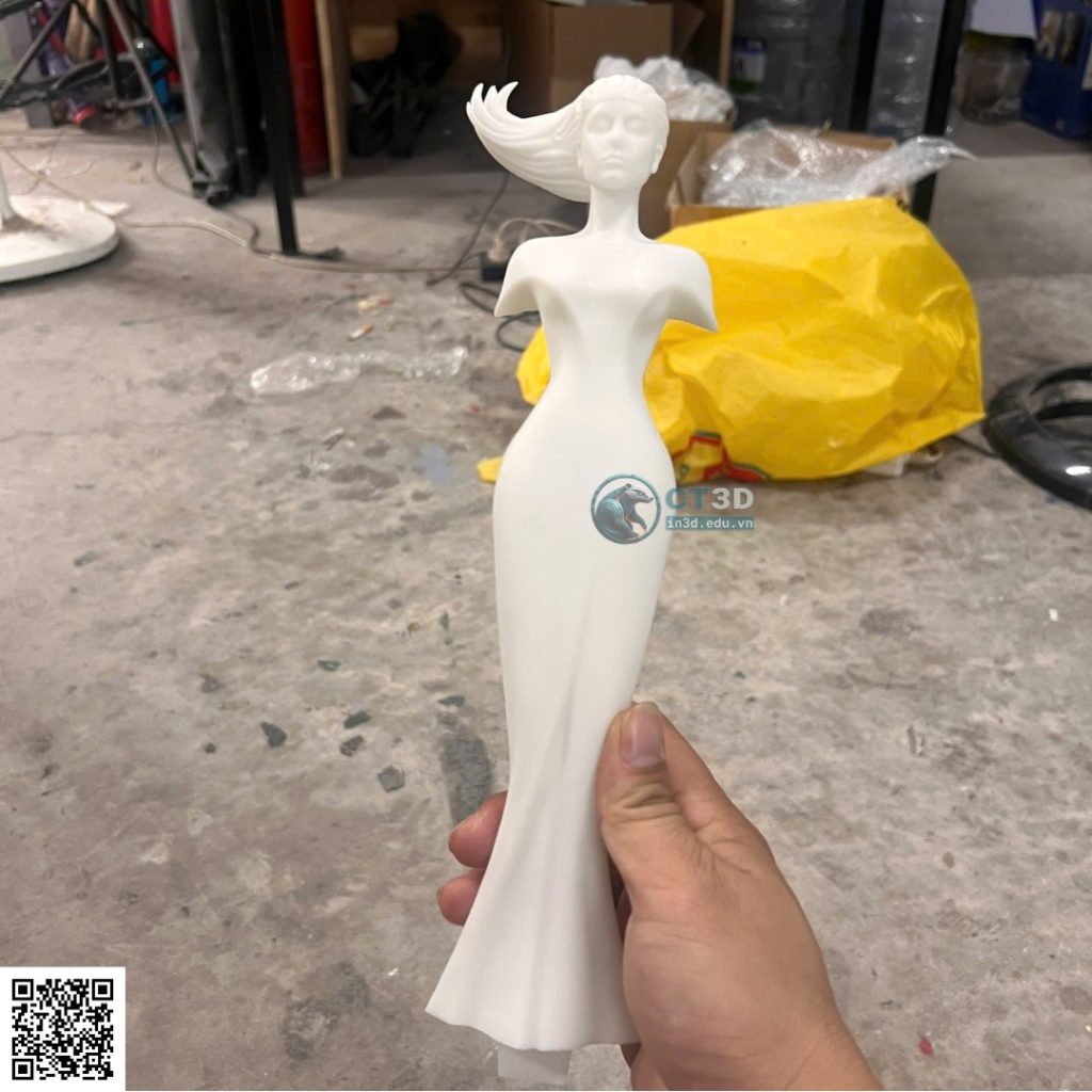 Trong bối cảnh sản xuất hiện đại đòi hỏi tốc độ – độ chính xác – khả năng tùy biến cao, việc chuyển đổi từ bản vẽ 2D, file 3D đến sản phẩm thực tế đang trở thành tiêu chuẩn mới của doanh nghiệp. Với hơn 765 dự án in 3D theo yêu cầu đã triển khai thành công, CT3D Group không chỉ đơn thuần là đơn vị gia công mà còn là đối tác kỹ thuật toàn diện, đồng hành từ ý tưởng ban đầu đến sản phẩm hoàn thiện. Dù là dựng lại từ bản vẽ kỹ thuật, tối ưu file 3D hay phát triển concept hoàn toàn mới, mỗi dự án đều được xử lý bằng hệ thống công nghệ in 3D công nghiệp tiên tiến, đảm bảo độ chính xác cao, rút ngắn thời gian sản xuất và tối ưu chi phí cho khách hàng. Đây chính là lợi thế cạnh tranh giúp doanh nghiệp tăng tốc R&D và nhanh chóng đưa sản phẩm ra thị trường.