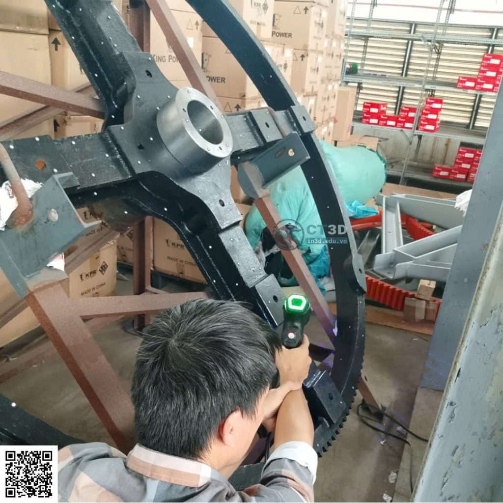 Trong bối cảnh công nghiệp hiện đại, việc scan 3D sản phẩm kích thước lớn ngay tại hiện trường đang trở thành giải pháp tối ưu giúp doanh nghiệp tiết kiệm thời gian tháo lắp, giảm rủi ro vận chuyển và đảm bảo độ chính xác đo kiểm. Công nghệ Quét 3D (3D Scanning) kết hợp thiết kế ngược (Reverse Engineering) cho phép tái tạo lại toàn bộ dữ liệu hình học của chi tiết với sai số chỉ từ ±0.02–0.05 mm, phục vụ trực tiếp cho sửa chữa, gia công lại hoặc cải tiến sản phẩm.