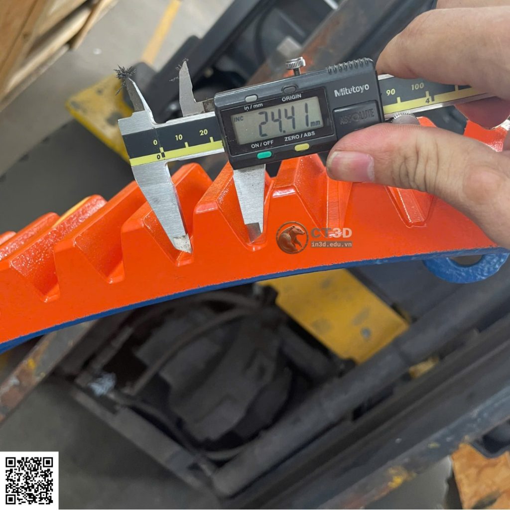 Trong bối cảnh công nghiệp hiện đại, việc scan 3D sản phẩm kích thước lớn ngay tại hiện trường đang trở thành giải pháp tối ưu giúp doanh nghiệp tiết kiệm thời gian tháo lắp, giảm rủi ro vận chuyển và đảm bảo độ chính xác đo kiểm. Công nghệ Quét 3D (3D Scanning) kết hợp thiết kế ngược (Reverse Engineering) cho phép tái tạo lại toàn bộ dữ liệu hình học của chi tiết với sai số chỉ từ ±0.02–0.05 mm, phục vụ trực tiếp cho sửa chữa, gia công lại hoặc cải tiến sản phẩm.