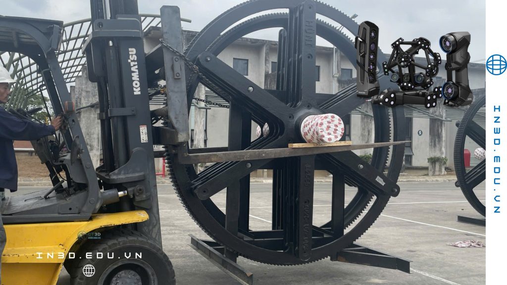 Trong bối cảnh công nghiệp hiện đại, việc scan 3D sản phẩm kích thước lớn ngay tại hiện trường đang trở thành giải pháp tối ưu giúp doanh nghiệp tiết kiệm thời gian tháo lắp, giảm rủi ro vận chuyển và đảm bảo độ chính xác đo kiểm. Công nghệ Quét 3D (3D Scanning) kết hợp thiết kế ngược (Reverse Engineering) cho phép tái tạo lại toàn bộ dữ liệu hình học của chi tiết với sai số chỉ từ ±0.02–0.05 mm, phục vụ trực tiếp cho sửa chữa, gia công lại hoặc cải tiến sản phẩm.