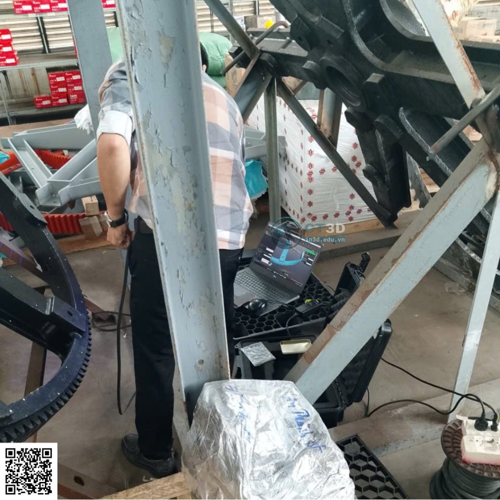 Trong bối cảnh công nghiệp hiện đại, việc scan 3D sản phẩm kích thước lớn ngay tại hiện trường đang trở thành giải pháp tối ưu giúp doanh nghiệp tiết kiệm thời gian tháo lắp, giảm rủi ro vận chuyển và đảm bảo độ chính xác đo kiểm. Công nghệ Quét 3D (3D Scanning) kết hợp thiết kế ngược (Reverse Engineering) cho phép tái tạo lại toàn bộ dữ liệu hình học của chi tiết với sai số chỉ từ ±0.02–0.05 mm, phục vụ trực tiếp cho sửa chữa, gia công lại hoặc cải tiến sản phẩm.