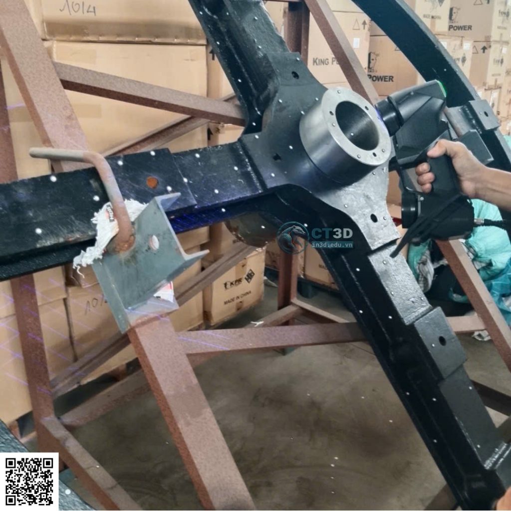 Trong bối cảnh công nghiệp hiện đại, việc scan 3D sản phẩm kích thước lớn ngay tại hiện trường đang trở thành giải pháp tối ưu giúp doanh nghiệp tiết kiệm thời gian tháo lắp, giảm rủi ro vận chuyển và đảm bảo độ chính xác đo kiểm. Công nghệ Quét 3D (3D Scanning) kết hợp thiết kế ngược (Reverse Engineering) cho phép tái tạo lại toàn bộ dữ liệu hình học của chi tiết với sai số chỉ từ ±0.02–0.05 mm, phục vụ trực tiếp cho sửa chữa, gia công lại hoặc cải tiến sản phẩm.