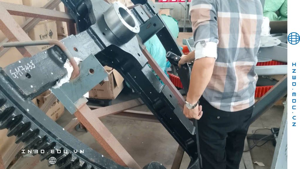 Trong bối cảnh công nghiệp hiện đại, việc scan 3D sản phẩm kích thước lớn ngay tại hiện trường đang trở thành giải pháp tối ưu giúp doanh nghiệp tiết kiệm thời gian tháo lắp, giảm rủi ro vận chuyển và đảm bảo độ chính xác đo kiểm. Công nghệ Quét 3D (3D Scanning) kết hợp thiết kế ngược (Reverse Engineering) cho phép tái tạo lại toàn bộ dữ liệu hình học của chi tiết với sai số chỉ từ ±0.02–0.05 mm, phục vụ trực tiếp cho sửa chữa, gia công lại hoặc cải tiến sản phẩm.