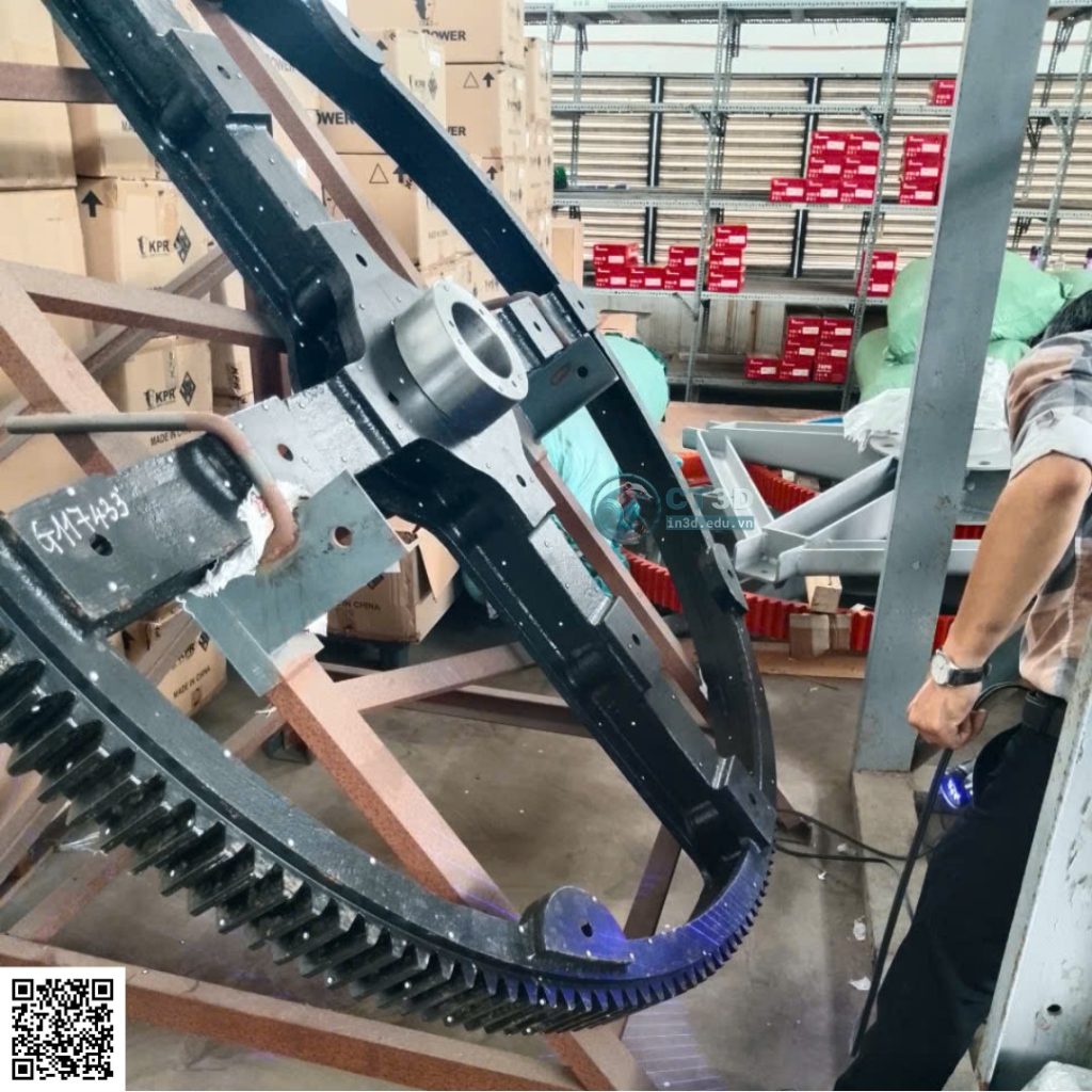 Trong bối cảnh công nghiệp hiện đại, việc scan 3D sản phẩm kích thước lớn ngay tại hiện trường đang trở thành giải pháp tối ưu giúp doanh nghiệp tiết kiệm thời gian tháo lắp, giảm rủi ro vận chuyển và đảm bảo độ chính xác đo kiểm. Công nghệ Quét 3D (3D Scanning) kết hợp thiết kế ngược (Reverse Engineering) cho phép tái tạo lại toàn bộ dữ liệu hình học của chi tiết với sai số chỉ từ ±0.02–0.05 mm, phục vụ trực tiếp cho sửa chữa, gia công lại hoặc cải tiến sản phẩm.