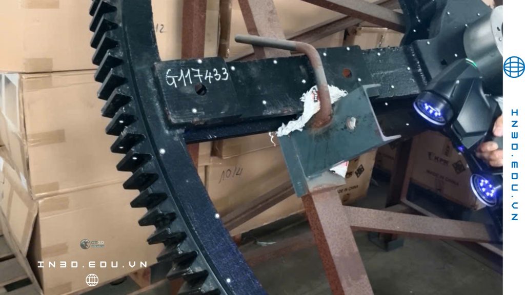 Trong bối cảnh công nghiệp hiện đại, việc scan 3D sản phẩm kích thước lớn ngay tại hiện trường đang trở thành giải pháp tối ưu giúp doanh nghiệp tiết kiệm thời gian tháo lắp, giảm rủi ro vận chuyển và đảm bảo độ chính xác đo kiểm. Công nghệ Quét 3D (3D Scanning) kết hợp thiết kế ngược (Reverse Engineering) cho phép tái tạo lại toàn bộ dữ liệu hình học của chi tiết với sai số chỉ từ ±0.02–0.05 mm, phục vụ trực tiếp cho sửa chữa, gia công lại hoặc cải tiến sản phẩm.