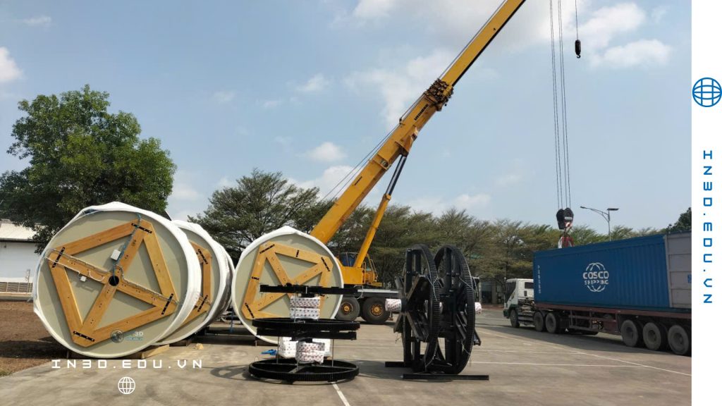 Trong bối cảnh công nghiệp hiện đại, việc scan 3D sản phẩm kích thước lớn ngay tại hiện trường đang trở thành giải pháp tối ưu giúp doanh nghiệp tiết kiệm thời gian tháo lắp, giảm rủi ro vận chuyển và đảm bảo độ chính xác đo kiểm. Công nghệ Quét 3D (3D Scanning) kết hợp thiết kế ngược (Reverse Engineering) cho phép tái tạo lại toàn bộ dữ liệu hình học của chi tiết với sai số chỉ từ ±0.02–0.05 mm, phục vụ trực tiếp cho sửa chữa, gia công lại hoặc cải tiến sản phẩm.