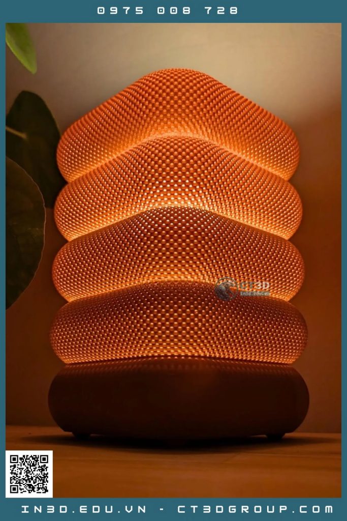 Những mẫu đèn in 3D thường được in bằng vật liệu PETG và PLA trên công nghệ in 3D FDM (FFF) – đùn sợi nhựa nóng chảy theo từng lớp. Đây là lựa chọn phổ biến bởi PLA dễ in, đa dạng màu sắc và cho bề mặt đẹp, trong khi PETG có độ bền và khả năng chịu nhiệt tốt hơn, phù hợp với sản phẩm hoạt động liên tục cùng nguồn sáng. Nhờ tính linh hoạt của công nghệ in 3D, đèn có thể được thiết kế tùy ý (free style) với những hình khối, đường cong và hoa văn phức tạp mà gia công truyền thống khó thực hiện – từ kết cấu xoắn ốc, lưới voronoi cho đến bề mặt điêu khắc nhiều lớp. Đặc biệt, kỹ thuật in vase mode (in xoắn ốc một lớp vỏ) thường được tận dụng để tạo thành đèn có thành mỏng, đều, cho ánh sáng xuyên qua mềm mại và hiệu ứng vân sáng độc đáo. Chính khả năng tùy biến gần như không giới hạn về kiểu dáng, kích thước và màu sắc này giúp mỗi chiếc đèn in 3D trở thành một sản phẩm mang dấu ấn riêng, dễ dàng cá nhân hóa theo sở thích hoặc theo yêu cầu của khách hàng – yếu tố tạo nên sức hút của dòng sản phẩm này trên các sàn thương mại điện tử quốc tế.
