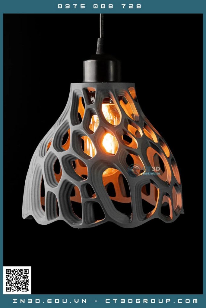 Đèn in 3D đang là một trong những nhóm sản phẩm trang trí được ưa chuộng trên các sàn thương mại điện tử quốc tế như Etsy, Amazon hay eBay. Nhờ công nghệ in 3D, người bán có thể tạo ra những mẫu đèn với hình khối độc đáo, hoa văn phức tạp và hiệu ứng ánh sáng ấn tượng mà phương pháp gia công truyền thống khó thực hiện — từ đèn mặt trăng (moon lamp), đèn xoắn ốc, đèn lithophane in ảnh, đến các mẫu đèn điêu khắc chân dung và đèn theo nhân vật. Đây vừa là nguồn cảm hứng thiết kế, vừa là gợi ý kinh doanh hấp dẫn cho những ai muốn khai thác thị trường quà tặng và đồ trang trí. Trong bài viết này, cùng CT3D điểm qua 11 mẫu đèn in 3D bán chạy trên các trang TMĐT quốc tế, phân tích điểm thu hút của từng mẫu và gợi ý cách ứng dụng để bạn có thể tự in hoặc đặt sản xuất theo yêu cầu.