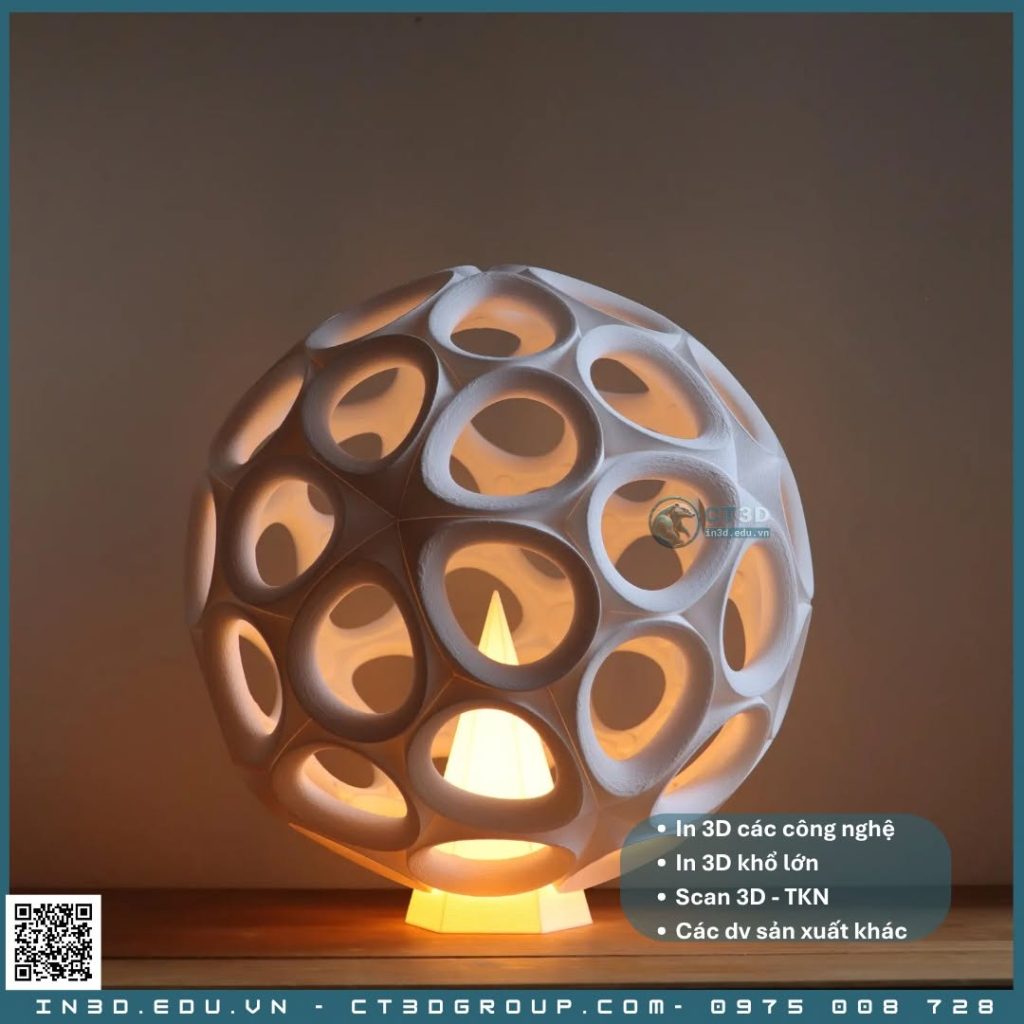 Những mẫu đèn in 3D thường được in bằng vật liệu PETG và PLA trên công nghệ in 3D FDM (FFF) – đùn sợi nhựa nóng chảy theo từng lớp. Đây là lựa chọn phổ biến bởi PLA dễ in, đa dạng màu sắc và cho bề mặt đẹp, trong khi PETG có độ bền và khả năng chịu nhiệt tốt hơn, phù hợp với sản phẩm hoạt động liên tục cùng nguồn sáng. Nhờ tính linh hoạt của công nghệ in 3D, đèn có thể được thiết kế tùy ý (free style) với những hình khối, đường cong và hoa văn phức tạp mà gia công truyền thống khó thực hiện – từ kết cấu xoắn ốc, lưới voronoi cho đến bề mặt điêu khắc nhiều lớp. Đặc biệt, kỹ thuật in vase mode (in xoắn ốc một lớp vỏ) thường được tận dụng để tạo thành đèn có thành mỏng, đều, cho ánh sáng xuyên qua mềm mại và hiệu ứng vân sáng độc đáo. Chính khả năng tùy biến gần như không giới hạn về kiểu dáng, kích thước và màu sắc này giúp mỗi chiếc đèn in 3D trở thành một sản phẩm mang dấu ấn riêng, dễ dàng cá nhân hóa theo sở thích hoặc theo yêu cầu của khách hàng – yếu tố tạo nên sức hút của dòng sản phẩm này trên các sàn thương mại điện tử quốc tế.